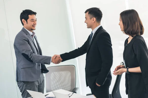 Business people shake hand — Stock Photo, Image