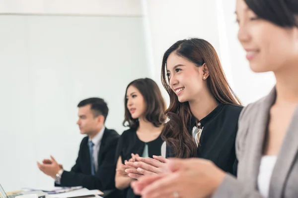 Grupo empresarial aplaudem — Fotografia de Stock