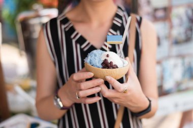 kadın bir Hindistan cevizi buz tut