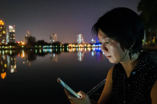 Femme utilisant un téléphone portable — Photo