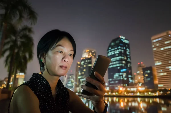 Mujer usando teléfono celular — Foto de Stock