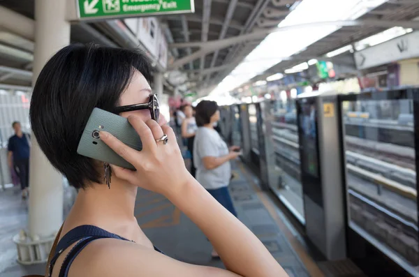 Mulher falar ao telefone — Fotografia de Stock