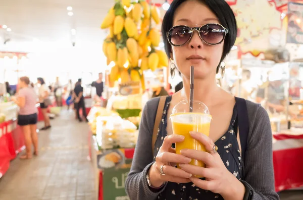 Kadın tutun bir mango suyu — Stok fotoğraf
