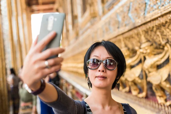 Vrouw selfie bij de tempel — Stockfoto