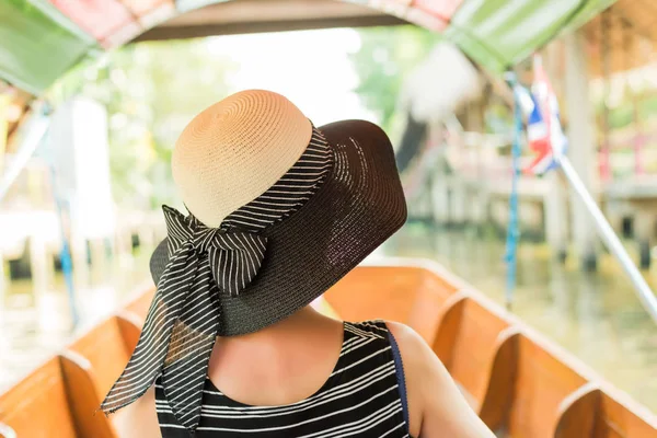 Frau besucht den schwimmenden Markt — Stockfoto