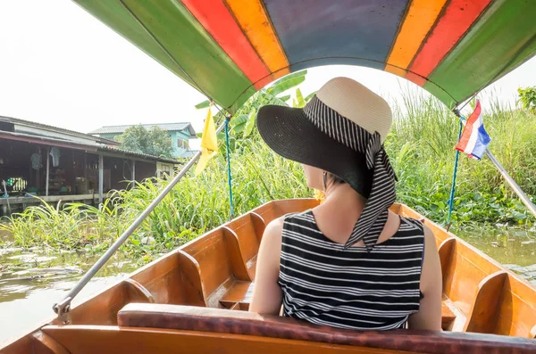 Frau besucht den schwimmenden Markt — Stockfoto