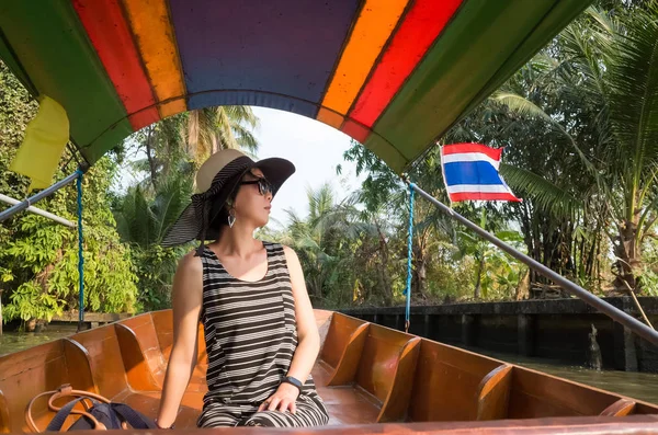 Vrouw die een bezoek aan de Floating Market — Stockfoto