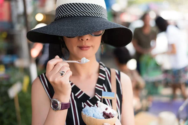 Mujer sostener un hielo de coco — Foto de Stock