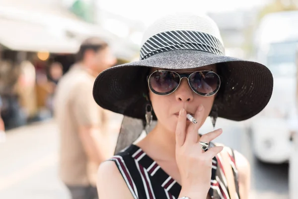 Asian woman smoking — Stock Photo, Image