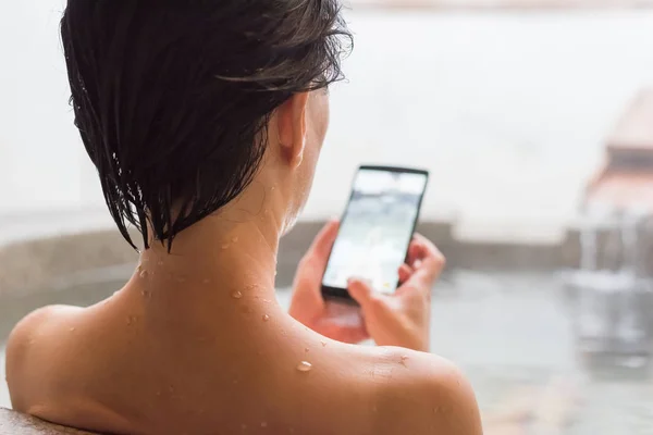 Woman using cellphone — Stock Photo, Image