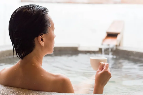 Frau hält eine Tasse Kaffee — Stockfoto