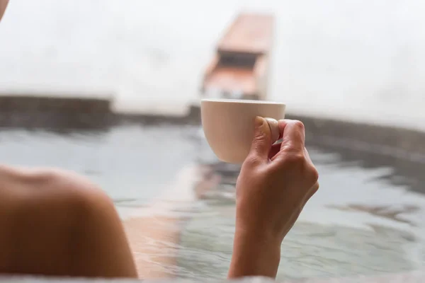 Femme tenir une tasse de café — Photo