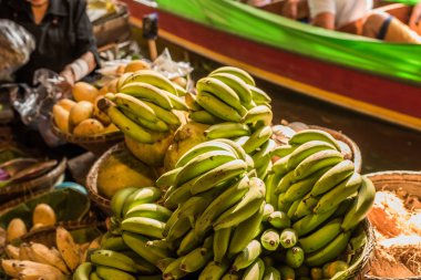 Tayland at yüzen pazarı