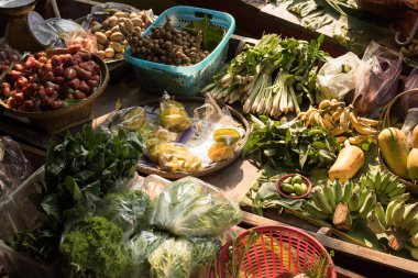 Tayland at yüzen pazarı