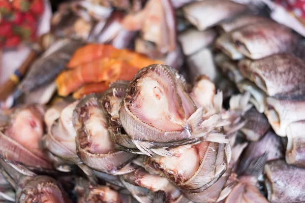 Torkad fisk på marknaden — Stockfoto