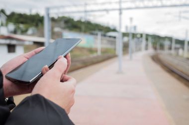 cep telefonu kullanan kadın