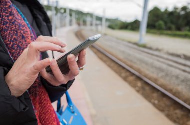 cep telefonu kullanan kadın