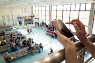 cep telefonu kullanan kadın