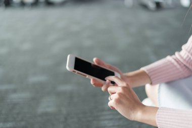 cep telefonu kullanan kadın