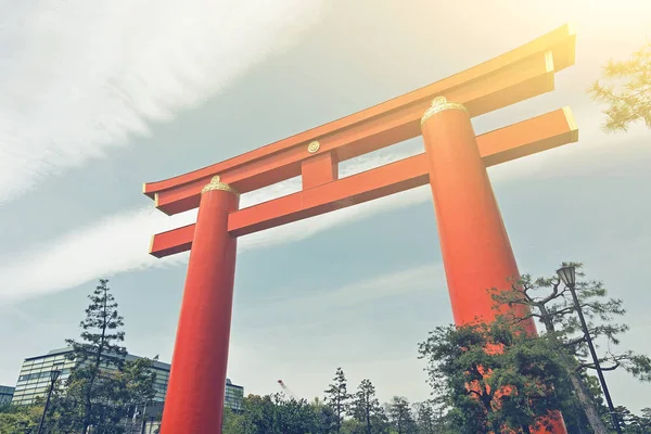 Červené otorii svatyni heian jingu v Kjótu, Japonsko. — Stock fotografie
