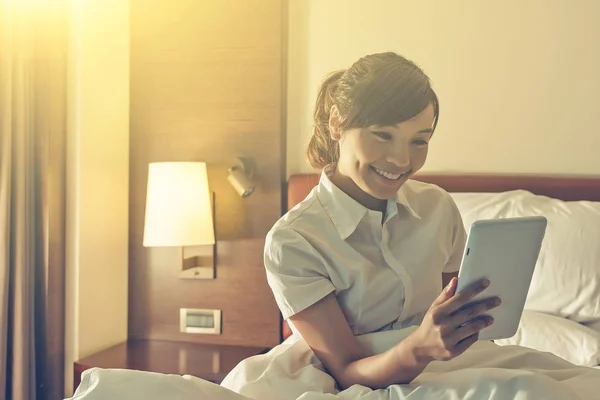 Business woman using laptop — Stock Photo, Image