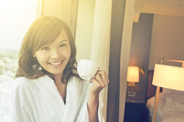 Matin femme avec café — Photo