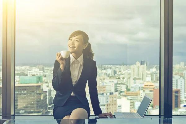 Asian business woman take a break — Stock Photo, Image