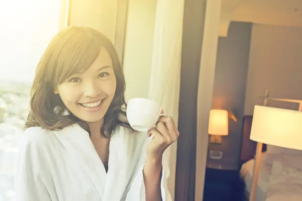 Утренняя женщина с кофе — стоковое фото