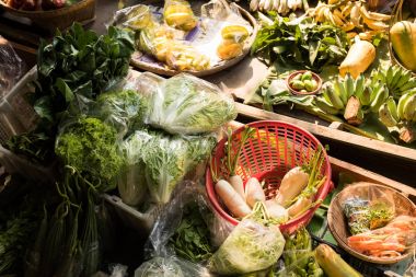 Tayland at yüzen pazarı