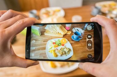 Kahvaltıda fotoğraf çekme