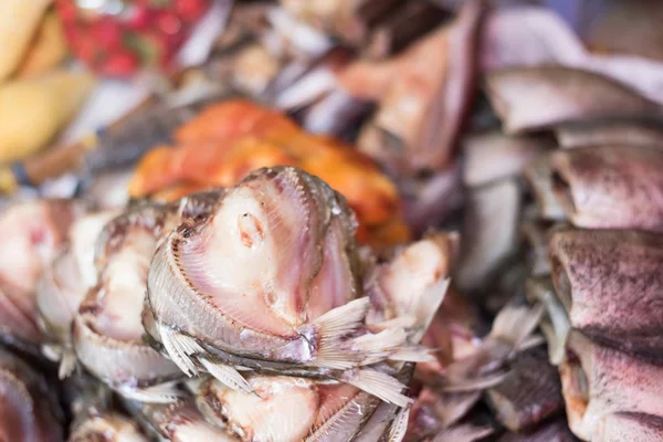 Torkad fisk på marknaden — Stockfoto