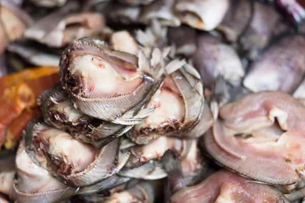 Torkad fisk på marknaden — Stockfoto