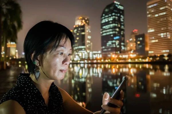 Kvinna med hjälp av mobiltelefon — Stockfoto