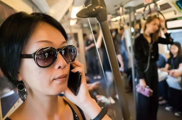 Woman talk on phone — Stock Photo, Image