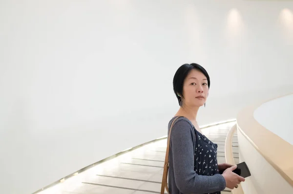 Mujer usando teléfono celular —  Fotos de Stock