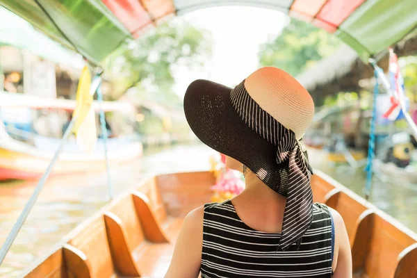 Woman visiting the Floating Market — Stock Photo, Image