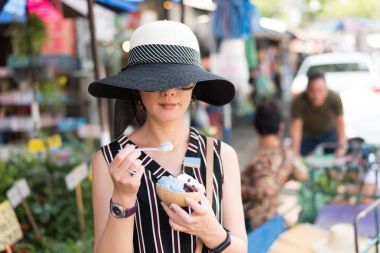 kadın bir Hindistan cevizi buz tut