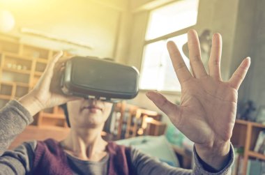 VR kullanan kadın