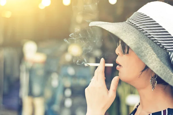 Asyalı kadın Sigara — Stok fotoğraf