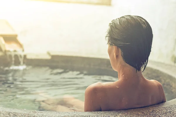 Kvinna på hot spring pool — Stockfoto