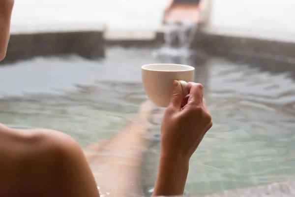 女性はコーヒーのカップを保持します。 — ストック写真