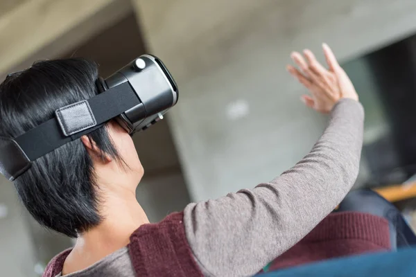 Mulher usando vr — Fotografia de Stock