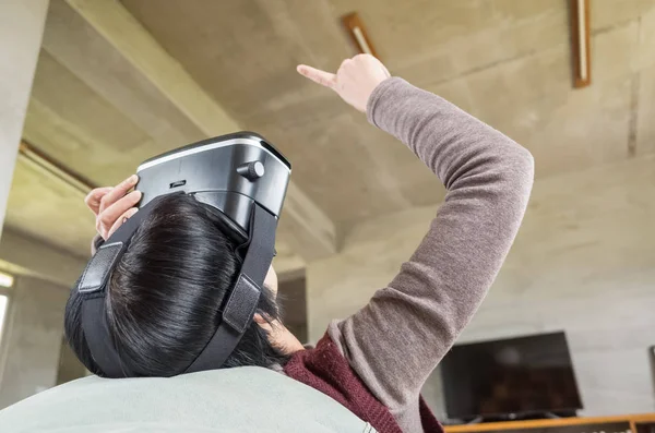 Mujer usando vr —  Fotos de Stock