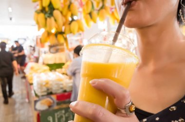 kadın tutun bir mango suyu