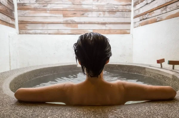 Femme à la piscine de source chaude — Photo