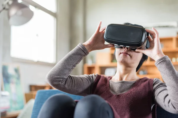 Mujer usando vr —  Fotos de Stock