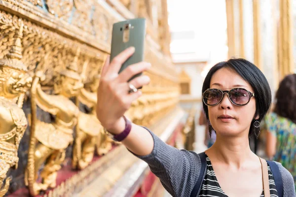 寺で女性 selfie — ストック写真