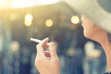 Asyalı kadın Sigara