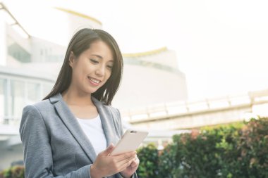 Smartphone kullanarak iş kadını