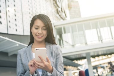 Smartphone kullanarak iş kadını